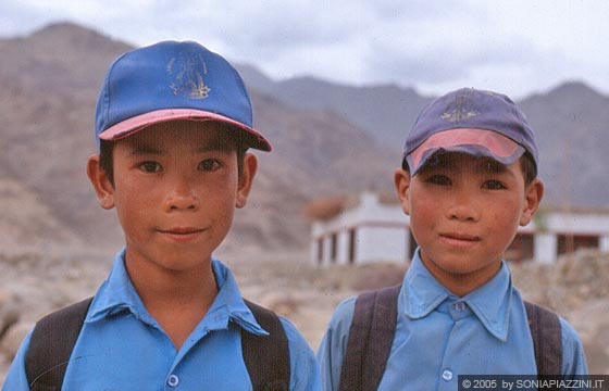 LADAKH - Tornando verso Leh ci fermiamo al villaggio di Tikse: primo piano di due fratellini 