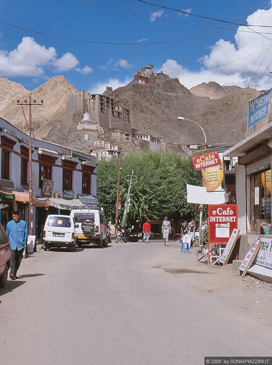 LEH  - Percorrendo Fort Road ovunque si percepisce l'imponente Leh Palace e lo Tsemo Gompa arroccato sulla Namgyal Hill