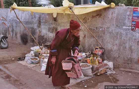 LADAKH - HIMALAYA - Un'anziano indossa il tipico abbigliamento tibetano