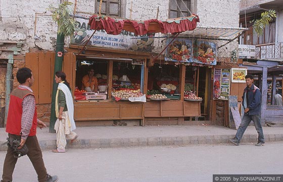 LEH  - Verso la stazione dei bus - caratteristici negozi di verdura