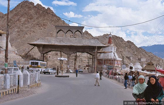 LADAKH - HIMALAYA - Passeggiando per Leh verso il capolinea dei bus: la porta della città