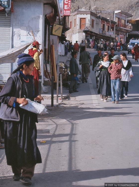 LEH  - Persone e volti del Ladakh - sulla sinistra in primo piano una signora del Ladakh indossa i caratteristici abiti delle popolazioni montane