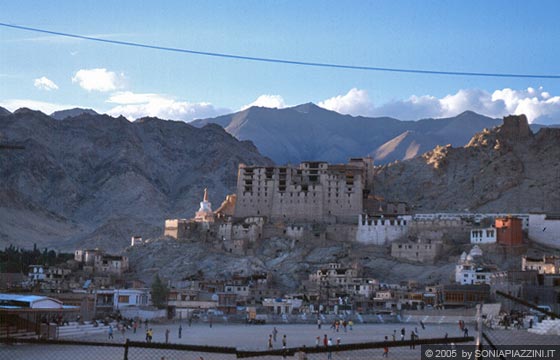 LEH  - Dal campo di polo a sud della città vecchia splendida vista al tramonto sul Leh Palace e sulle alture della regione 
