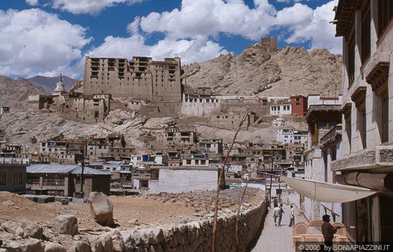 LEH  - Dalle intricate viuzze della città vecchia ancora una splendida vista sull'imponente Leh Palace e le alture limitrofe 