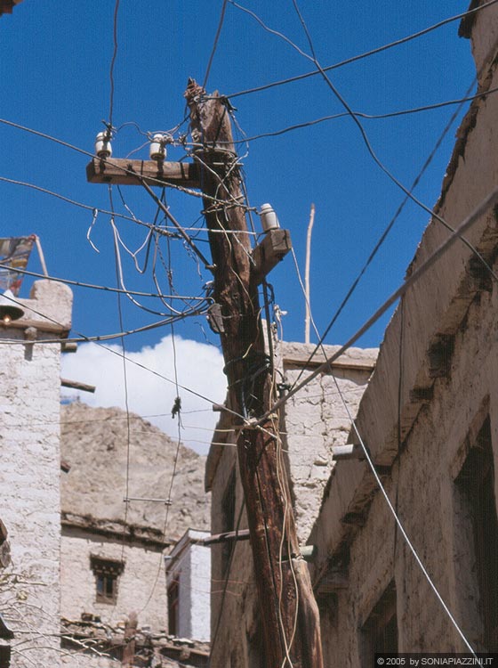 LEH - LADAKH  - Particolare di un fatiscente traliccio della corrente tra le viuzze della città vecchia 