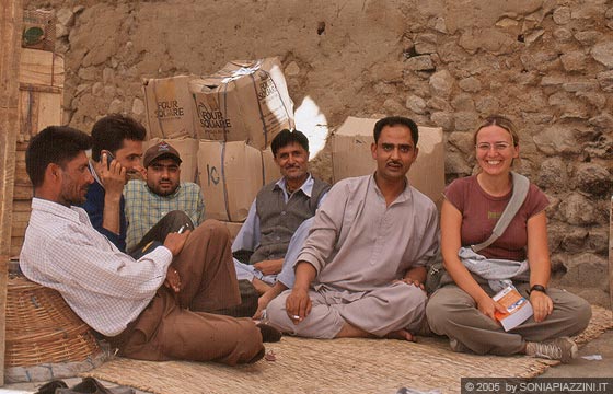 LEH - Io con un gruppo di venditori al mercato di frutta e verdura all'angolo di Old Fort Road