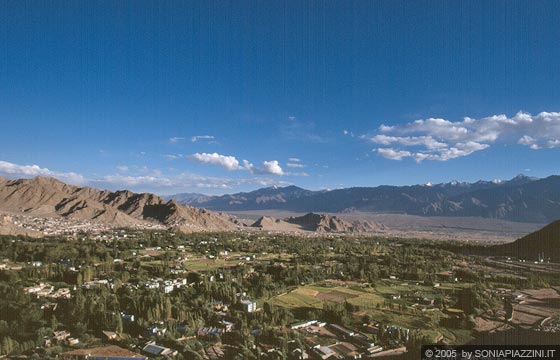LEH - LADAKH - HIMALAYA - La vista dallo Shanti Stupa verso le cime innevate dell'Himalaya