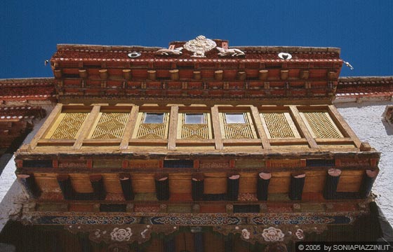 LADAKH - Likir Gompa - particolare del bo-window in legno