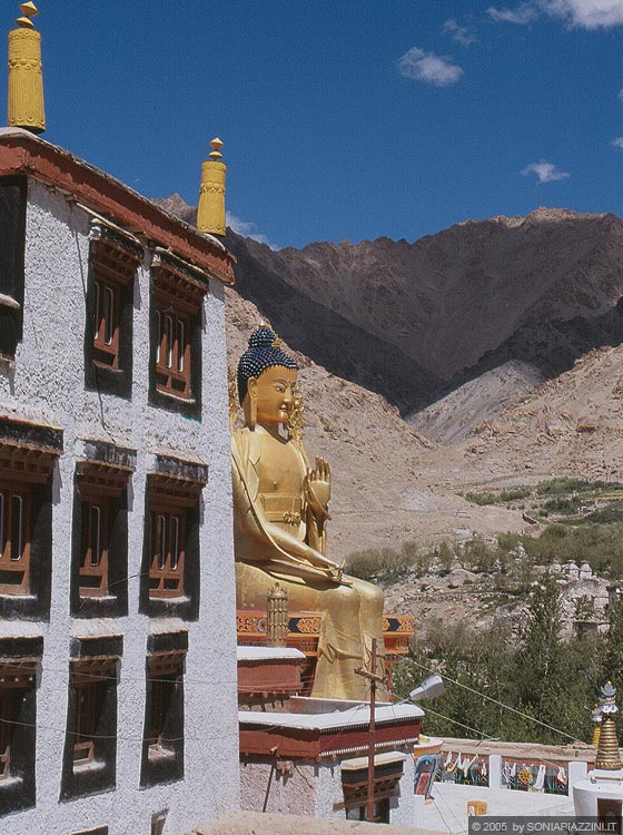 LIKIR GOMPA - La statua del Grande Buddha in oro che affianca il sobrio monastero e si staglia su i limpidi cieli del Ladakh