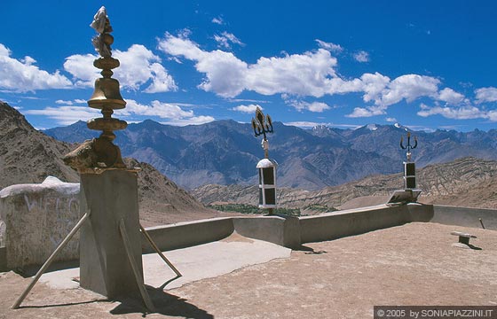 LADAKH - HIMALAYA - Dai tetti del Likir Gompa, oltre gli elementi simbolici caratteristici dei monasteri buddhisti, splendida vista sul paesaggio circostante