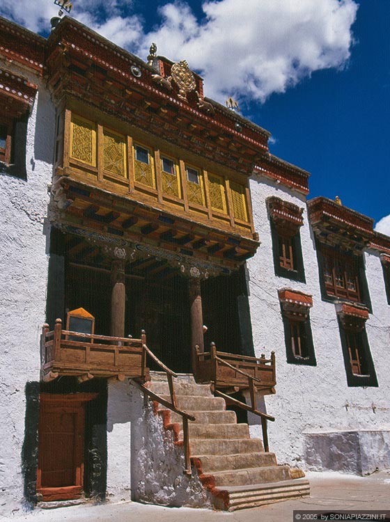 LADAKH  - La sala delle preghiere con accesso dal cortile del Likir Gompa