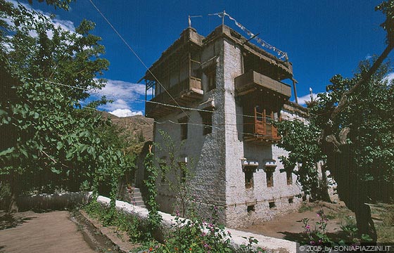 LADAKH - Alchi - dal giardino del ristorante vista sulla magnifica casa tradizionale adiacente
