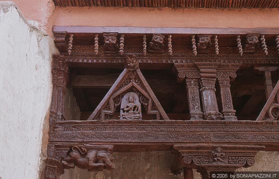 GOMPA DI ALCHI - Sumtsek - particolare delle ricche sculture lignee del portico d'accesso