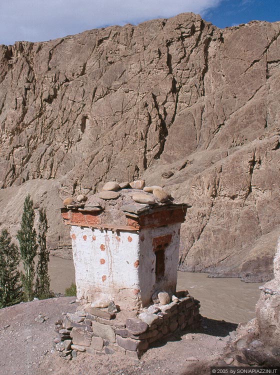 LADAKH - HIMALAYA - Dall'esterno del Gompa di Alchi ammiriamo il panorama sul fiume Indo: in primo piano uno stupa e sullo sfondo il fiume e le caratteristiche formazioni rocciose della regione