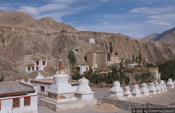 LADAKH - HIMALAYA - Il villaggio di Alchi tra campi coltivati ed aride alture