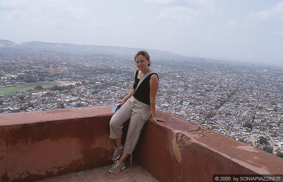 RAJASTHAN ORIENTALE - Jaipur - io al Tiger Fort e sullo sfondo la frenitica 