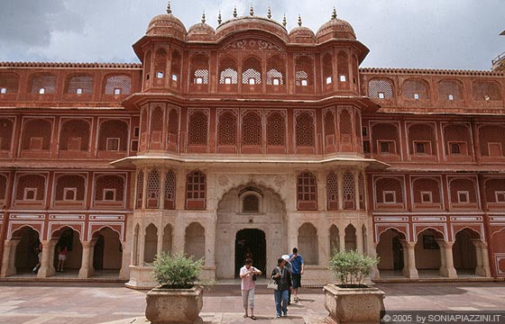 JAIPUR - City Palace - Peacock Gate (Porta del Pavone) 