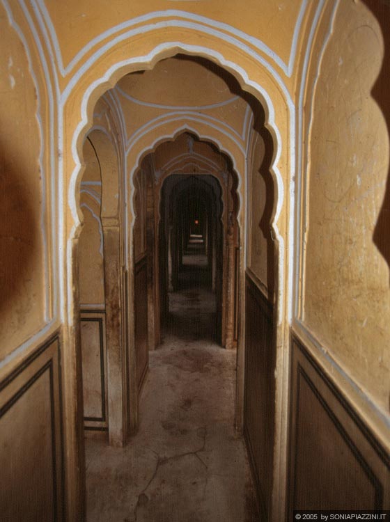 RAJASTHAN ORIENTALE - Gli interni del Palazzo dei venti (Hawa Mahal) a Jaipur 