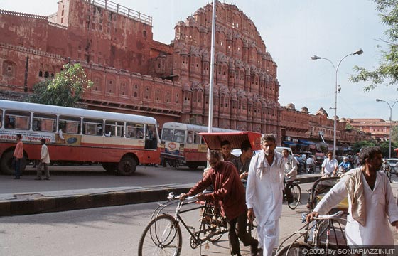 JAIPUR - Hawa Mahal (Palazzo dei Venti), straordinario esempio di architettura rajput