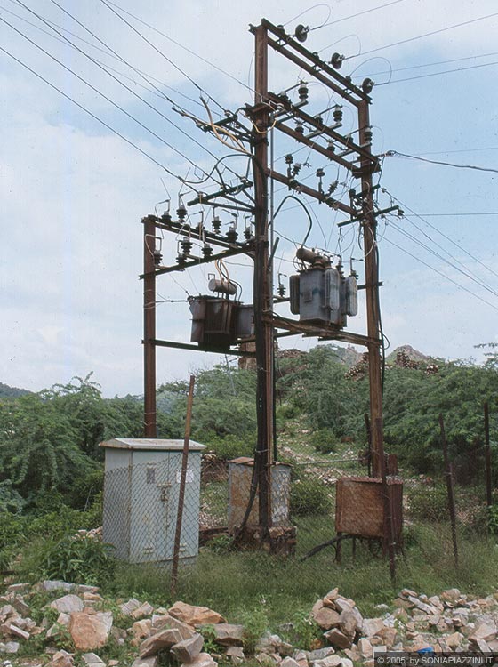 JAIPUR - Un fatiscente traliccio della luce salendo all'Amber Fort