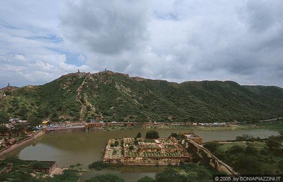 JAIPUR - Dalla terrazza superiore dell'Amber Fort splendida vista sul lago, sul giardino e verso il paesaggio circostante