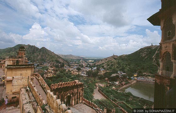 AMBER FORT - Dalla terrazza superiore splendida vista sul lago e sul paesaggio circostante - in primo piano le mura del forte