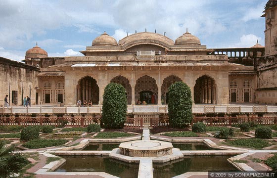 AMBER FORT - Jai Mandir (Sala della Vittoria) vista dalla Sukh Niwas (Sala del Piacere) - in primo piano la geometrica fontana a stella al centro del giardino