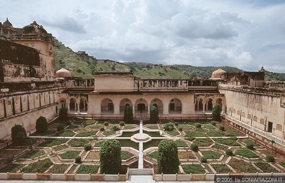 JAIPUR - Amber Fort - vista sul giardino tra la Sukh Nivas e la Jai Mandir