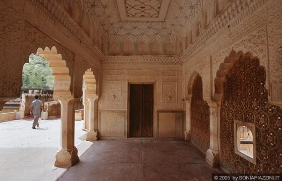 RAJASTAN ORIENTALE - Amber Fort - gli archi e le finestre a traforo dei padiglioni