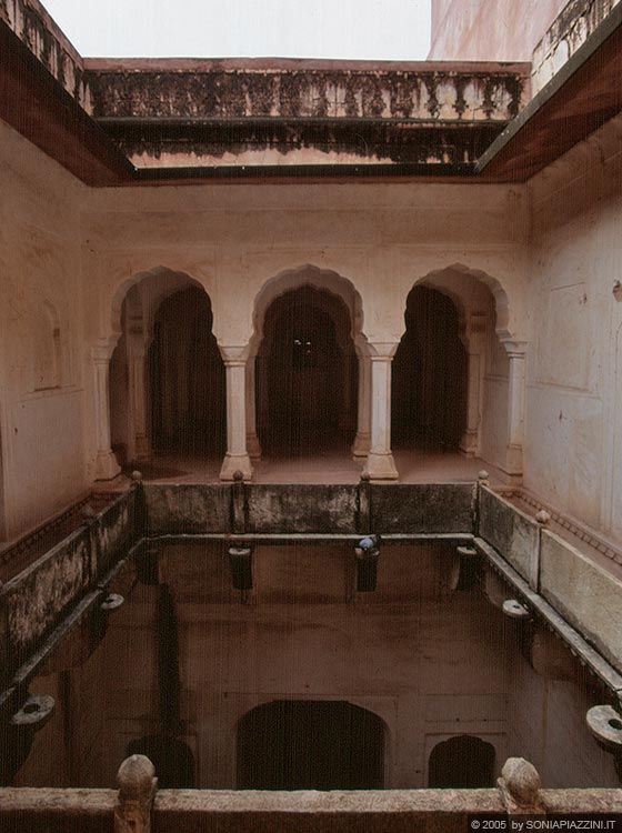 JAIPUR - Girovaghiamo tra il dedalo di cortili, torrini, padiglioni, giardini dell'Amber Fort 