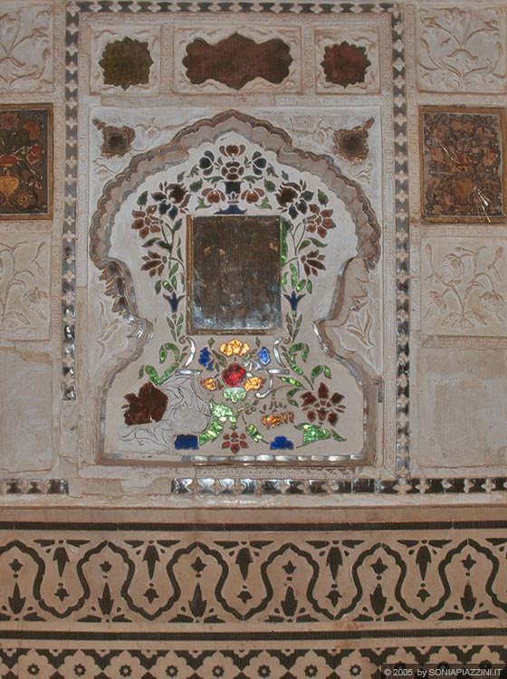 JAIPUR - Amber Fort - particolare degli intarsi e i rivestimenti a specchi