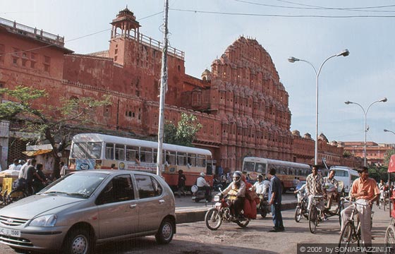 JAIPUR - Hawa Mahal (Palazzo dei Venti) - la frenetica strada principale