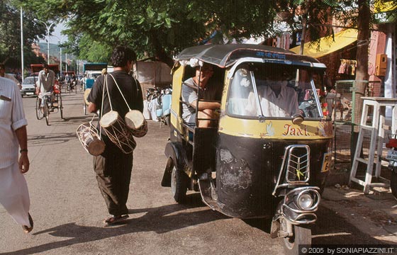 JAIPUR - Il nostro tuk tuk con Francesco a bordo parcheggiato di fronte all'Hawa Mahal - dietro il riflesso del vetro si intravede anche il guidatore