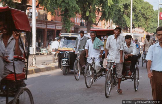 JAIPUR - La via principale del bazar - la frenetica vita cittadina e il traffico 