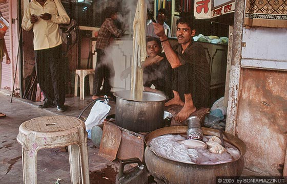 JAIPUR - Il bazar - la tintoria
