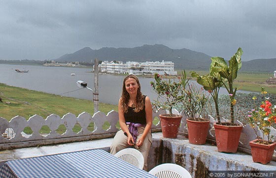 RAJASTAN MERIDIONALE - Dalla terrazza del Restaurant Natural View di Udaipur vista sul Lake Palace 