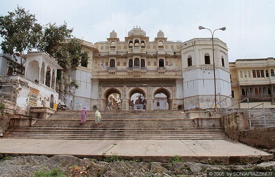 RAJASTHAN MERIDIONALE - Udaipur - Dal Lake Pichola vista sui ghat