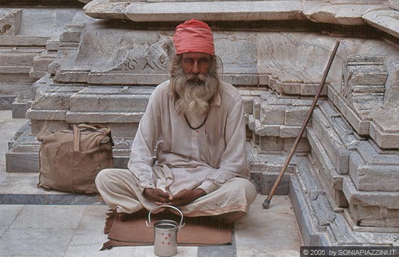 UDAIPUR - Jagdish Temple - un mendicante induista nel tempio