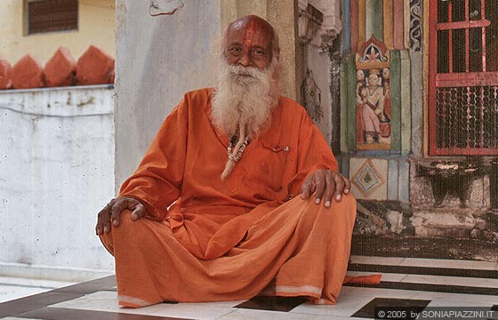 UDAIPUR - Jagdish Temple - un fedele induista posa per essere fotografato 