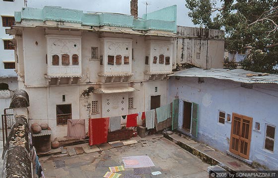 RAJASTHAN MERIDIONALE - Udaipur - le tradizionali abitazioni che si affacciano sulla piazzetta sul retro del Jagdish Temple 
