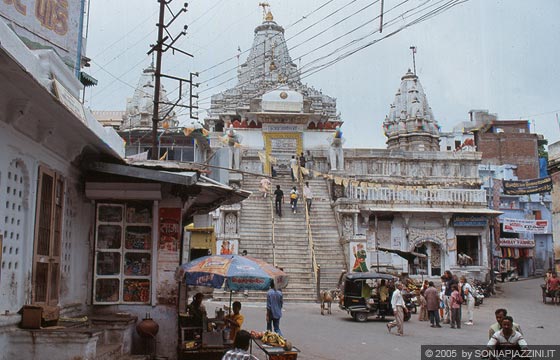 UDAIPUR - Il fronte del Jagdish Temple con la imponente scalinata 