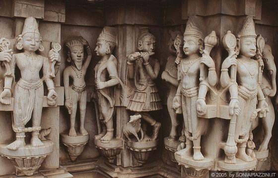 UDAIPUR - Verso il City Palace - le plastiche decorazioni scultoree di un tempio minore 