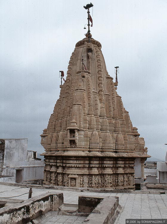 UDAIPUR - Verso il City Palace - la copertura di un tempio minore vista dalle costruzioni limitrofe addossate al tempio