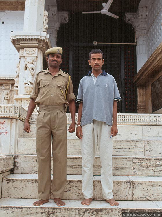RAJASTHAN MERIDIONALE - Udaipur - i guardiani del tempio ci hanno chiesto di fotografarli