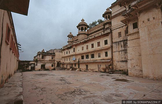 UDAIPUR - Primo cortile del City Palace 