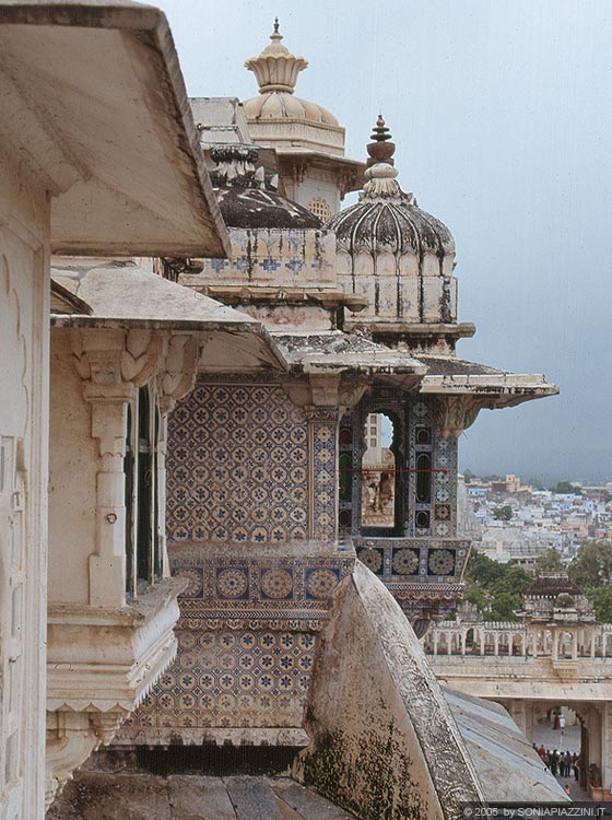 UDAIPUR - Balconi, torri e cupole sormontano il City Palace
