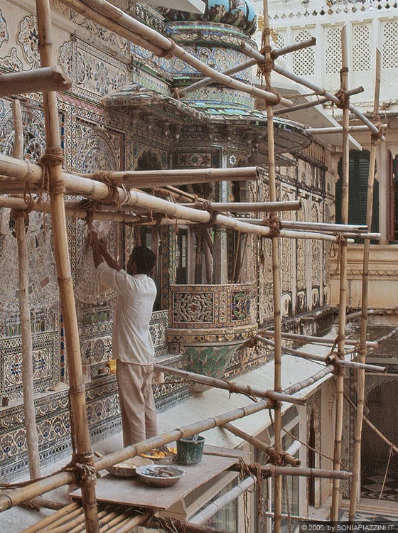UDAIPUR - Lavori di restauro al City Palace: un caratteristico ponteggio di bambù e le precarie condizioni di sicurezza dei cantieri indiani