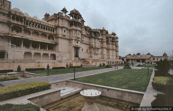 CITY PALACE DI UDAIPUR - Terminata la visita si torna al cortile di accesso