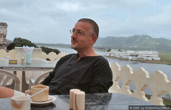 UDAIPUR - Colazione sulla terrazza del nostro hotel (ex Caravanserrai) da cui si gode la bella immagine del Lake Palace - Francesco si gusta la fresca aria del lago 