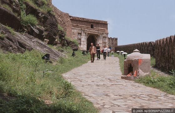 RAJASTHAN MERIDIONALE - Verso la dimora regale - l'inespugnabile porta e i muri dell'inaccessbile forte di Kumbhalgarh 
